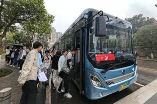 跟队：琼斯赛后左脚穿上了防护靴，并拄拐登上了球队大巴